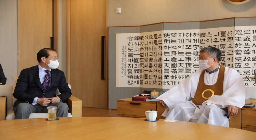Unification Minister Kwon Youngse Pays Courtesy Visit to Na Sang-ho, President of the Won-Buddhism