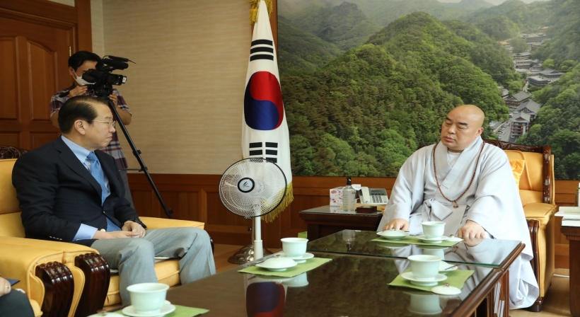 Unification Minister Kwon Youngse Pays Courtesy Visit to Ven. Moo-won, President of the Chontae Order of Korean Buddhism