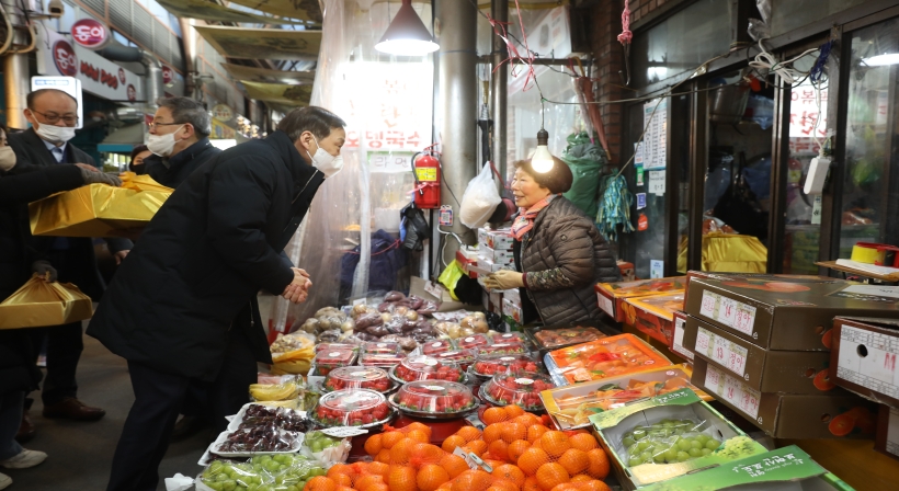 Vice Minister Kim Ki Woong delivers Seollal goods bought from a traditional market to welfare facilities