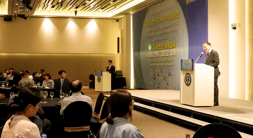 Minister Kwon Youngse delivers congratulatory remarks at the World Congress for Korean Politics and Society 2023