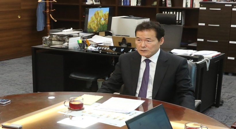 Minister Kim Yung Ho holds a meeting with journalists on the occasion of his 100th day in office