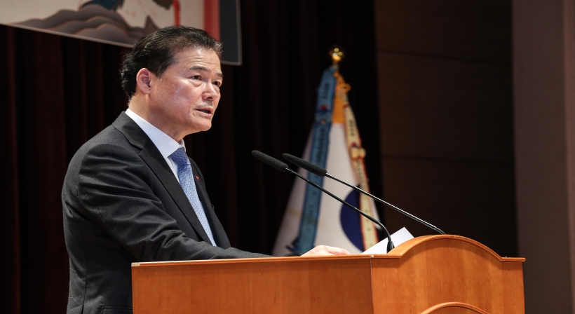 Unification Minister Kim Yung Ho delivers a New Year’s message during a ceremony marking the start of work in 2024