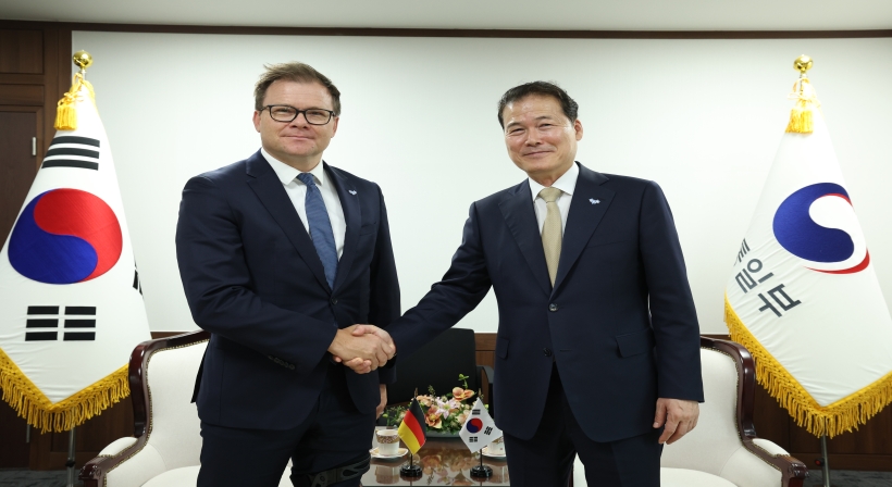 Unification Minister Kim Yung Ho meets with Parliamentary State Secretary for East Germany Carsten Schneider