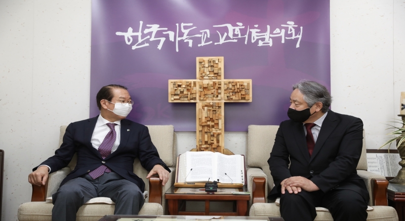 Unification Minister Kwon Youngse Pays Courtesy Visit to Rev. Lee Hong-jung