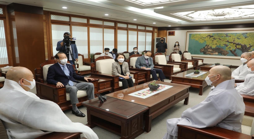 Unification Minister Kwon Youngse Pays Courtesy Visit to Ven. Wonhaeng