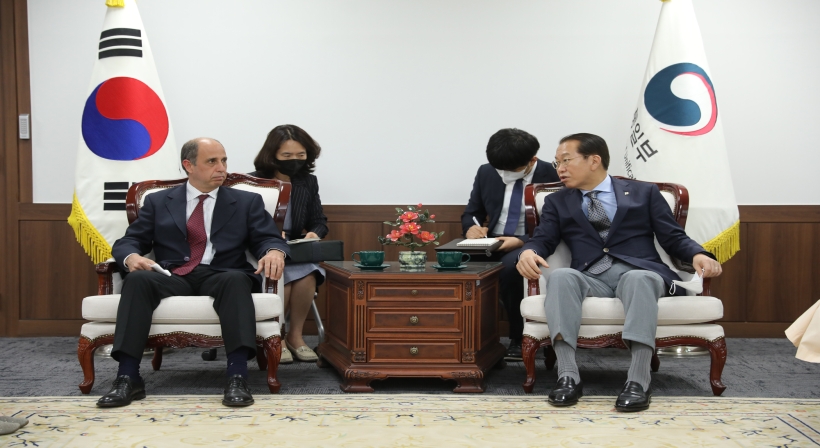 Unification Minister Kwon Youngse Meets with UN Special Rapporteur on Human Rights in DPRK