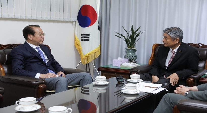 Unification Minister Kwon Youngse Pays Courtesy Visit to Park Sang-Jong, the Supreme Leader of Chondogyo