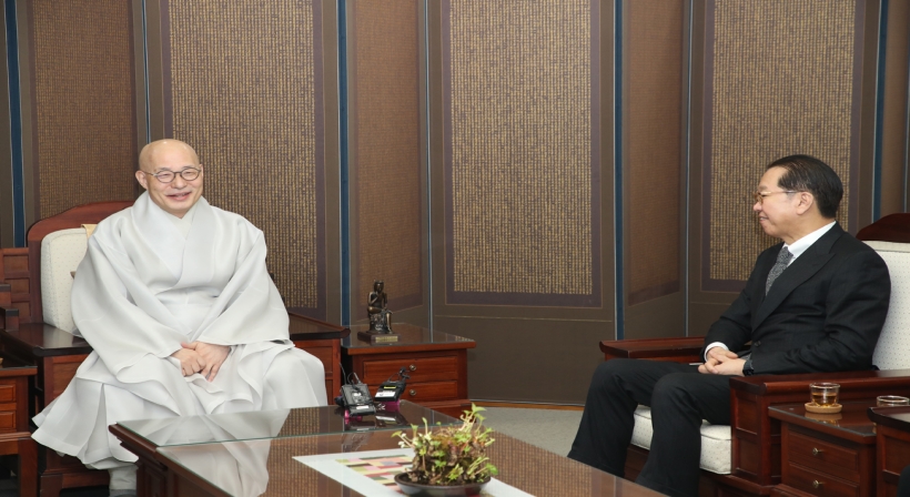 Minister Kwon pays a courtesy visit to Ven. Jinwoo, the President of the Jogye Order of Korean Buddhism, explains policies on unification and North Korea