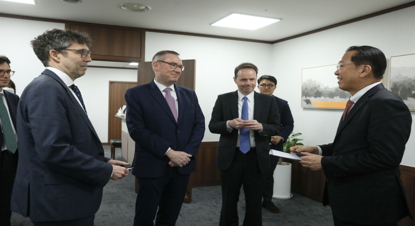 Unification Minister Kwon met with the British Ambassadors to the two Koreas, exchanged opinions on inter-Korean relations and the Korean Peninsula issues