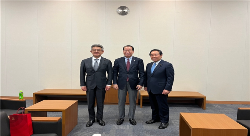 Unification Minister Kwon Youngse meets with top Japanese officials to discuss ways to strengthen Korea-Japan cooperation regarding unification and North Korean policies