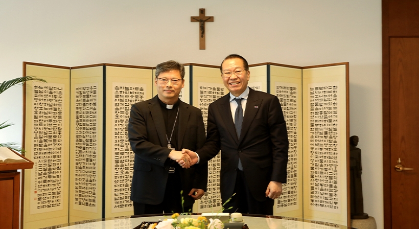 Minister Kwon Youngse pays a courtesy visit to the archbishop of the Catholic Church of Korea