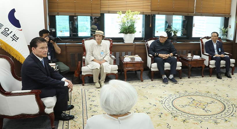 Minister Kim Yung Ho meets with heads of private organizations and family members related to South Korean abductees, detainees and POWs in North Korea