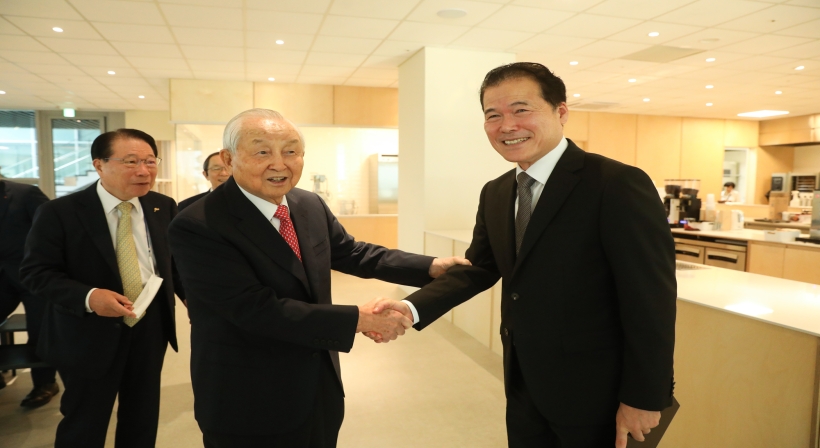 Minister Kim Yung Ho attends a worship led by Rev. Kim Jang Hwan, holds a breakfast meeting