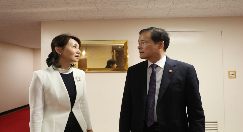 Minister Kim Yung Ho meets with Ambassador Lee Shin-hwa for international cooperation on North Korean human rights