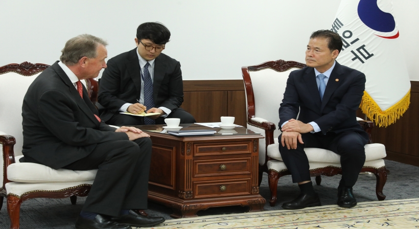 Minister Kim Yung Ho meets with David Alton, a member of the House of Lords of the UK