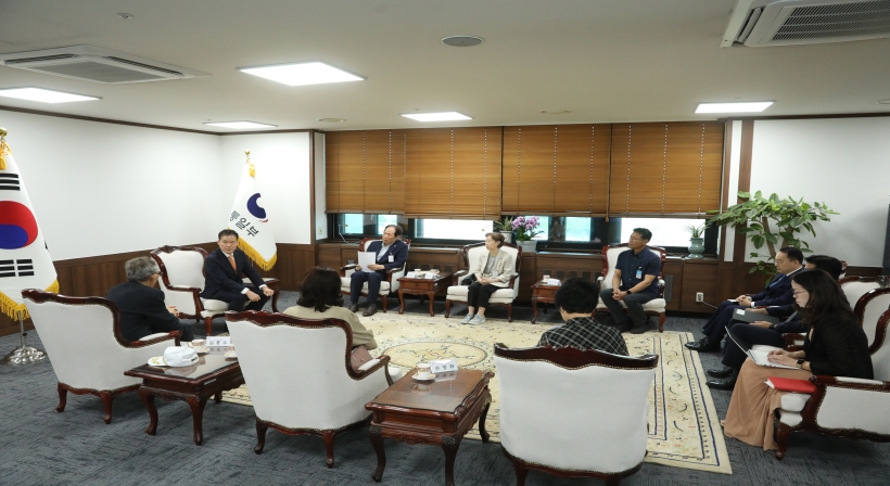 Minister Kim Yung Ho meets with returned POWs and families of abductees and POW victims