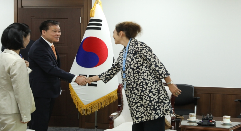 Minister Kim Yung Ho meets with Elizabeth Salmon, the UN Special Rapporteur on human rights situation in North Korea