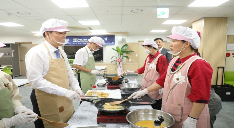 Minister Kim Yung Ho attends volunteer event to celebrate Hangawi with North Korean defectors
