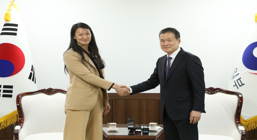 Minister Kim Yung Ho meets with U.S. Special Envoy on North Korean Human Rights Issues Julie Turner