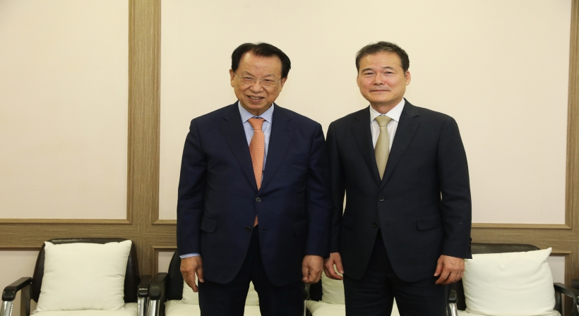 Minister Kim Yung Ho pays a courtesy visit to Very Reverend Kim Sam-Whan of Myungsung Presbyterian Church