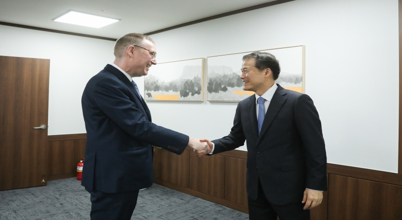 Minister Kim Yung Ho meets with British Ambassador Colin Crooks