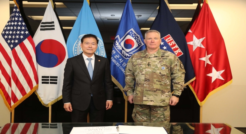 Unification Minister Kim Yung Ho meets with UNC Commander Paul LaCamera
