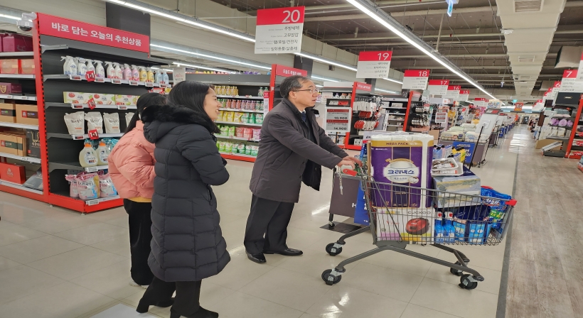 Unification Vice Minister Moon Seoung-hyun visits and encourages a visually impaired North Korean defector ahead of the year-end season