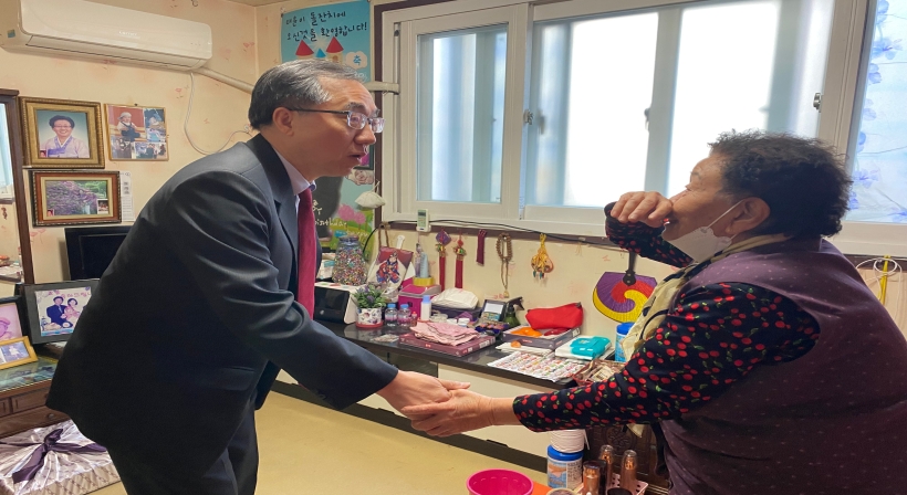 Vice Minister Moon Seoung-hyun visits and consoles an elderly separated family member living alone ahead of the year-end season