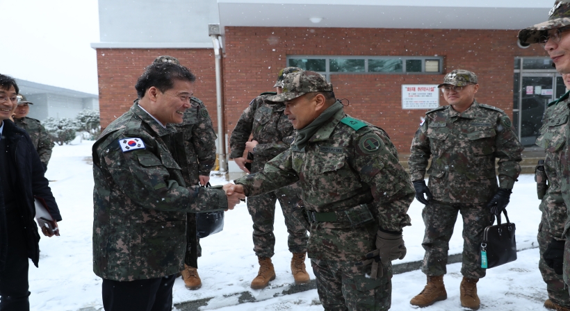 Unification Minister Kim Yung ho visits a subordinate unit of the Army Fires Brigade and delivers a lecture