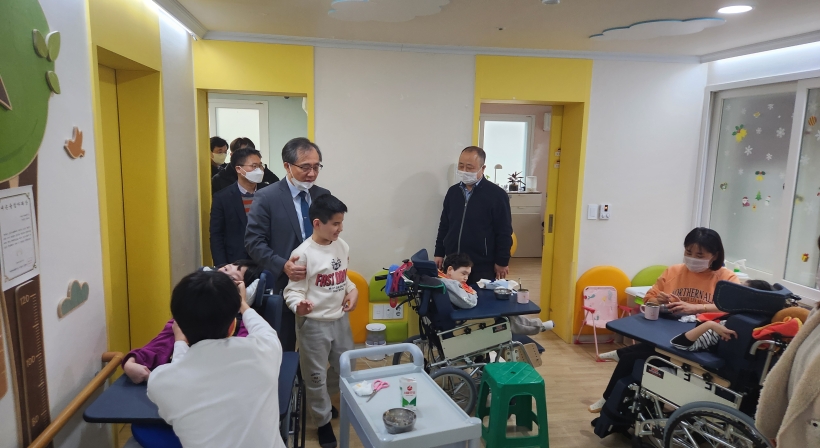 Vice Minister Moon Seoung-hyun visits a welfare facility ahead of the Lunar New Year