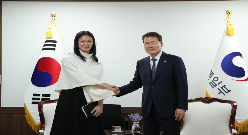 Unification Minister Kim Yung Ho meets with U.S. Special Envoy on North Korean Human Rights Issues Julie Turner