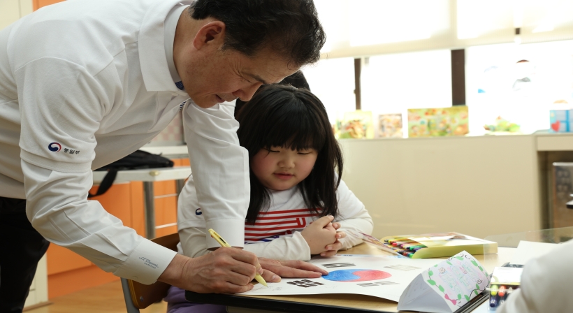 Unification Minister Kim Yung Ho visits Neulbom School as a one-day unification teacher